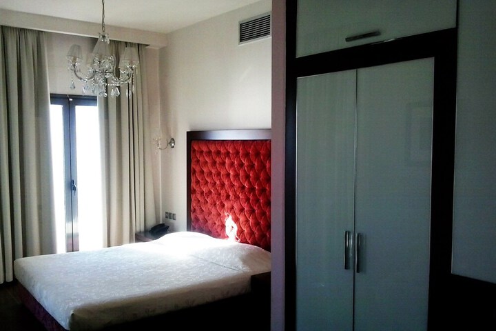 Room 7 of 33