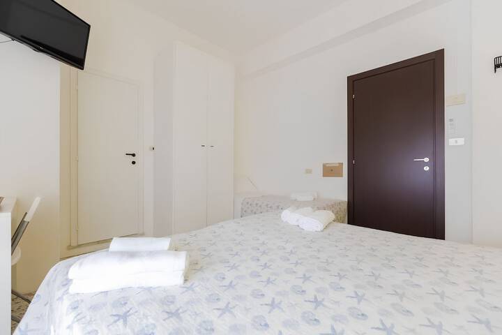 Room 17 of 76