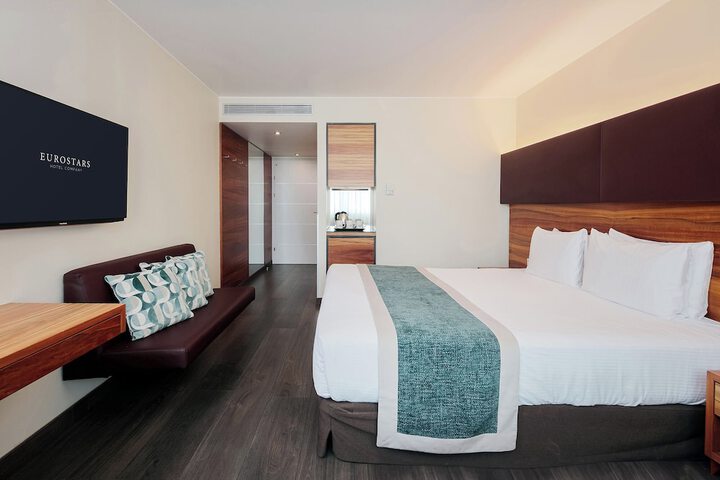 Room 9 of 50