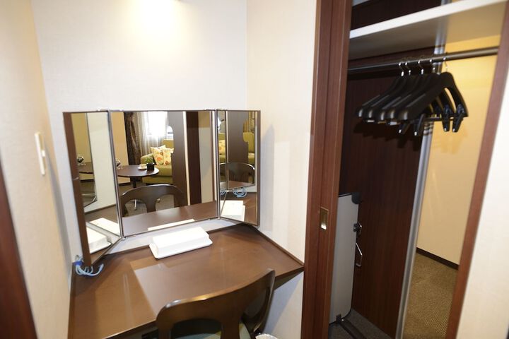 Room 7 of 32