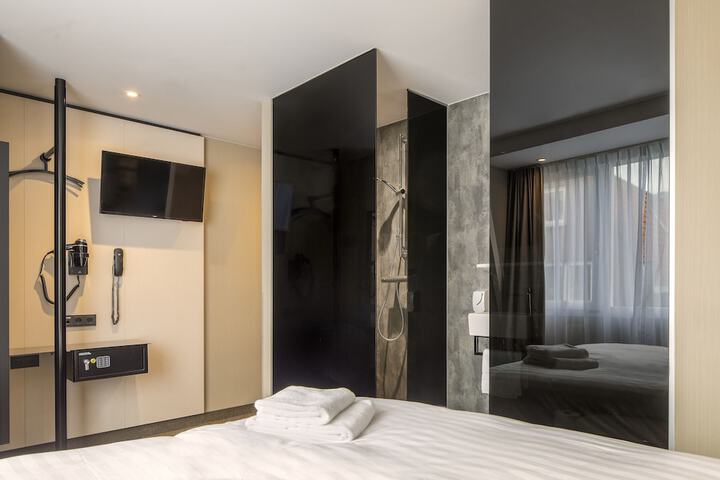 Room 5 of 42