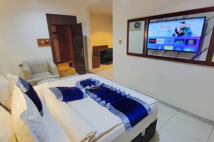 Room 9 of 24