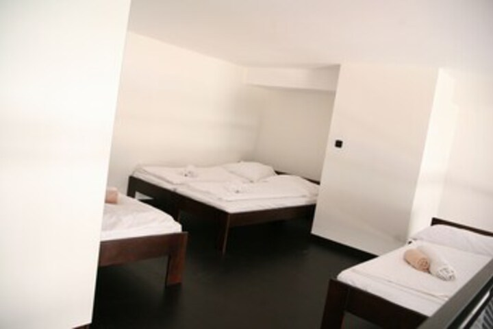 Room 176 of 275