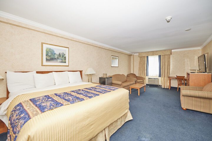 Standard King Bed Balcony (2 of 9)