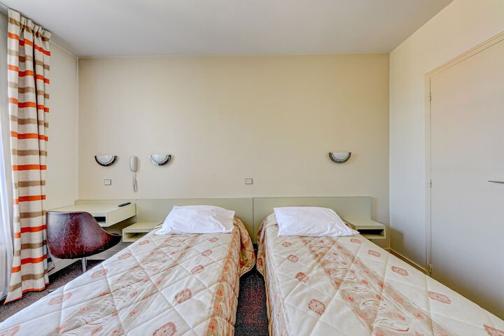 Room 5 of 44