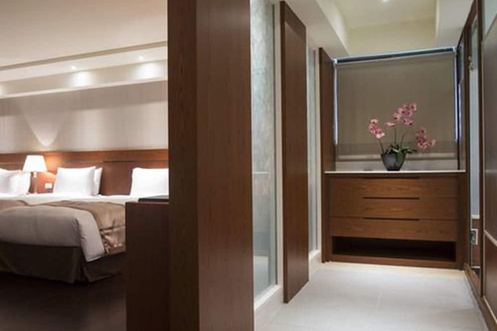 Room 9 of 18