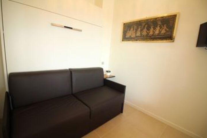 Room 7 of 12