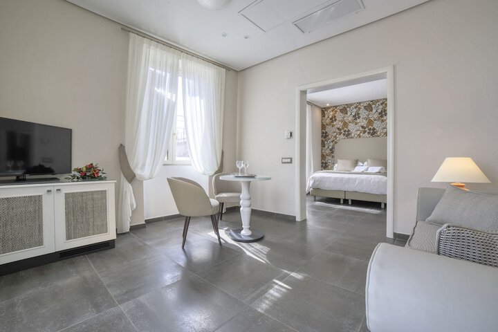 Room 10 of 93