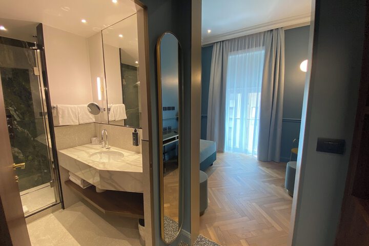 Room 44 of 62