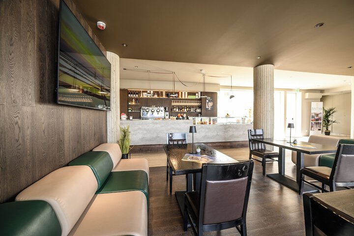 Lounge 69 of 89