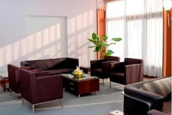 Lounge 2 of 11
