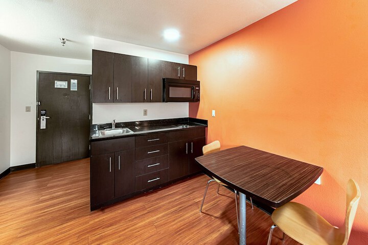2 Double Beds Refrigerator, Microwave (12 of 18)