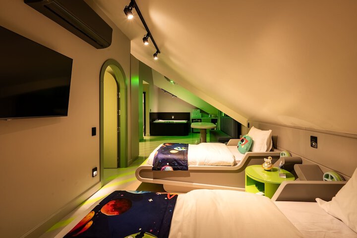 Room 8 of 75