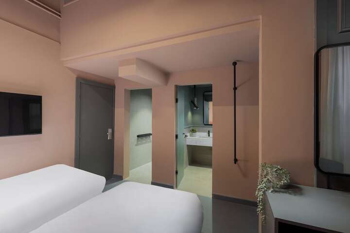 Room 12 of 24