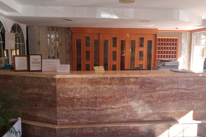 Check-in/check-out kiosk