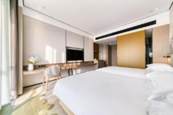 Room 8 of 9