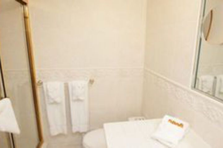 Room 32 of 171