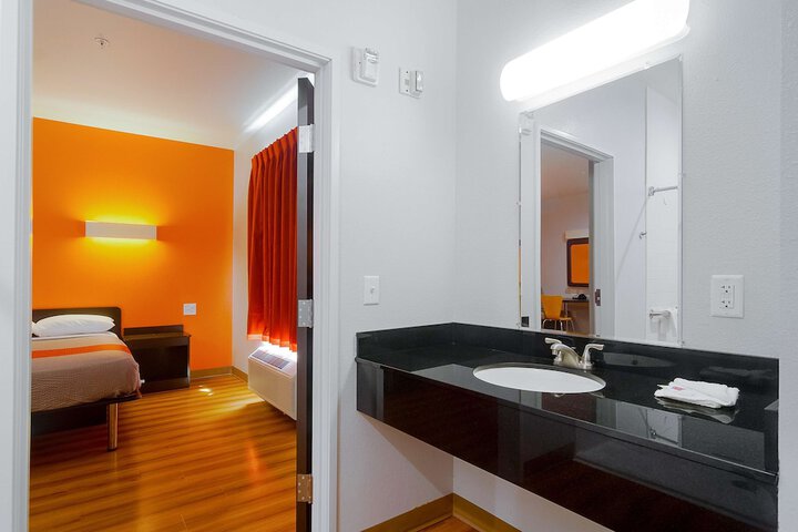 Room 13 of 38