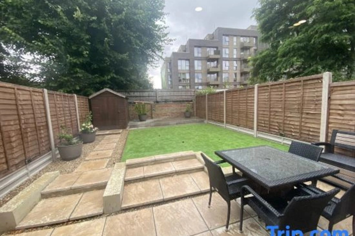 Watford Junction Oasis - Modern 3Br Ensuite with Garden
