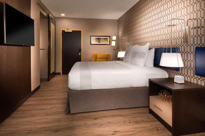 1 King Bed (12 of 13)