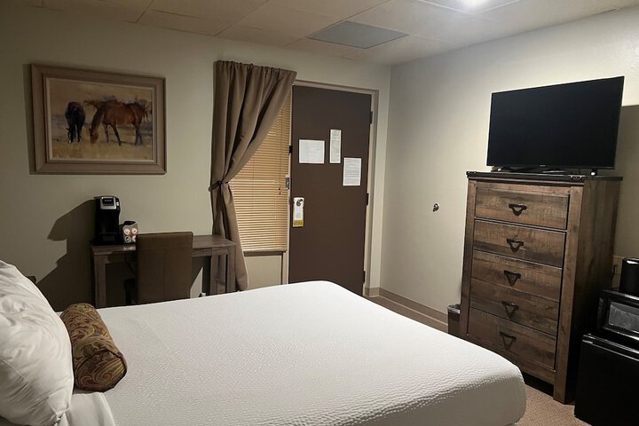 1 Queen Bed (4 of 5)