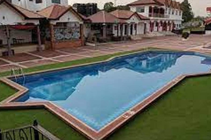 Hotel Pool