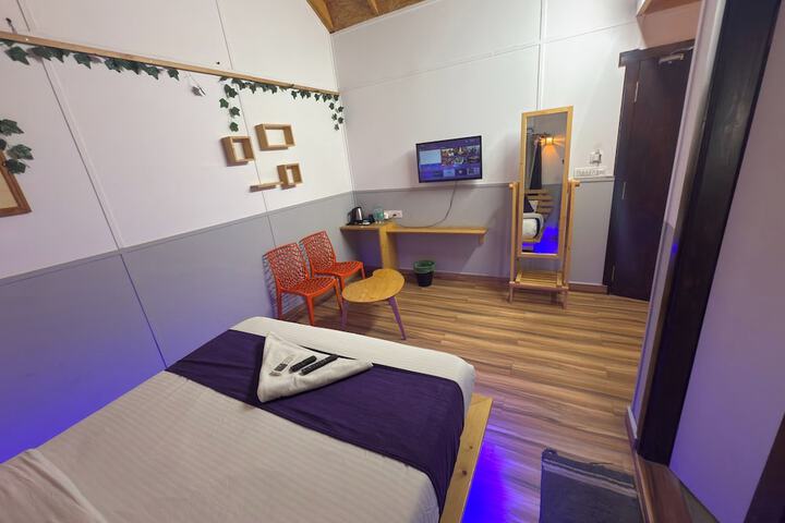 Room 2 of 8