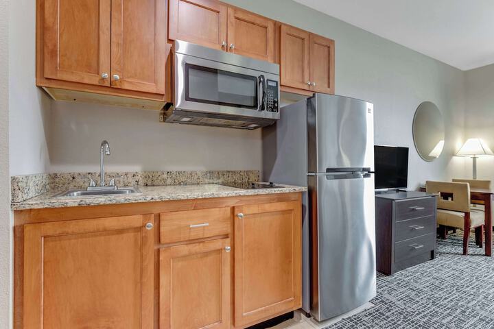 1 King Bed Flat Screen Television Microwave and Refrigerator High Speed Internet Accessible Full Breakfast (3 of 9)