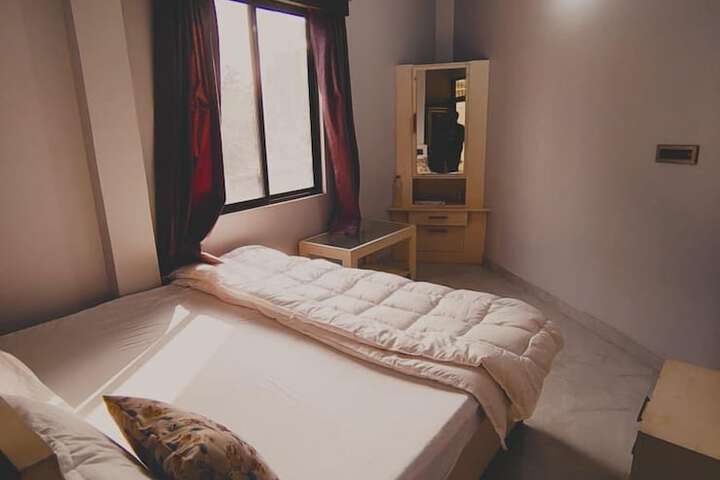 Room 6 of 10