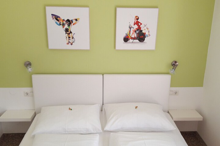 Room 7 of 33