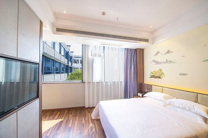 Room 13 of 18
