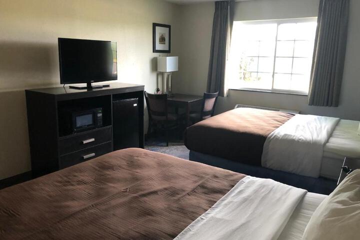 2 Queen Beds (7 of 9)
