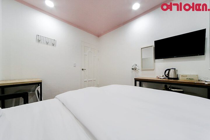 Room 13 of 32