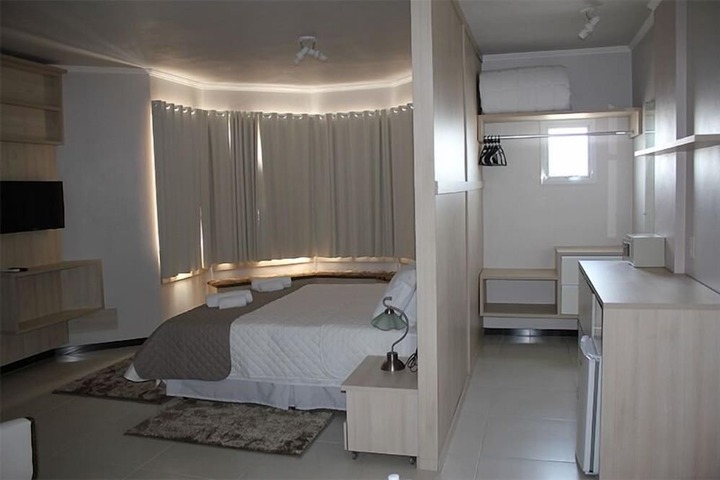 Room 5 of 16