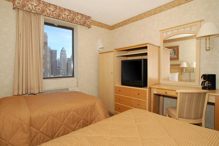 Room 4 of 8