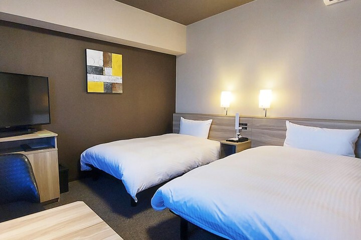 Room 8 of 18