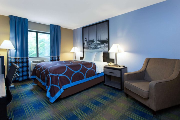 1 Queen Bed (4 of 9)