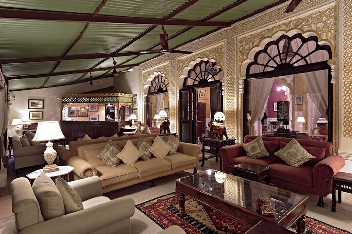 Lounge 33 of 60