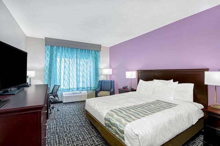 1 King Bed (6 of 14)