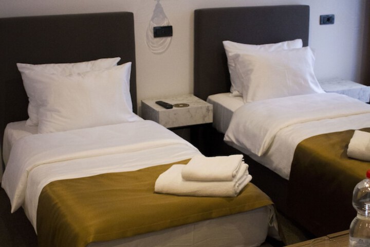Room 9 of 39