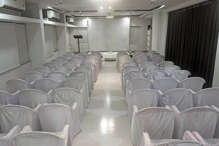 Ballroom/Hall 81 of 94