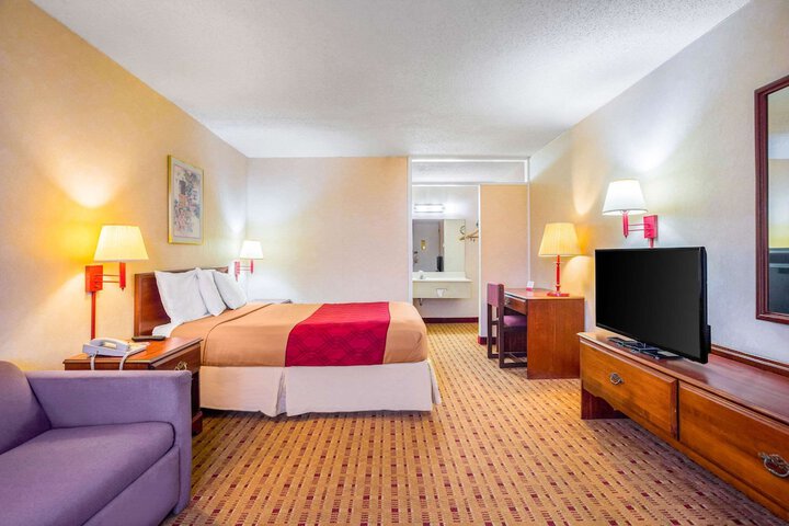 1 Queen Bed (9 of 13)