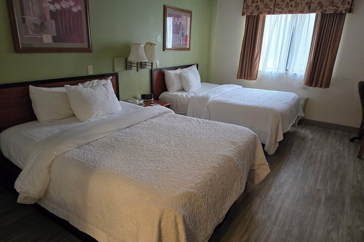 2 Queen Beds (7 of 7)
