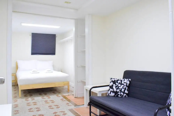 Room 5 of 17