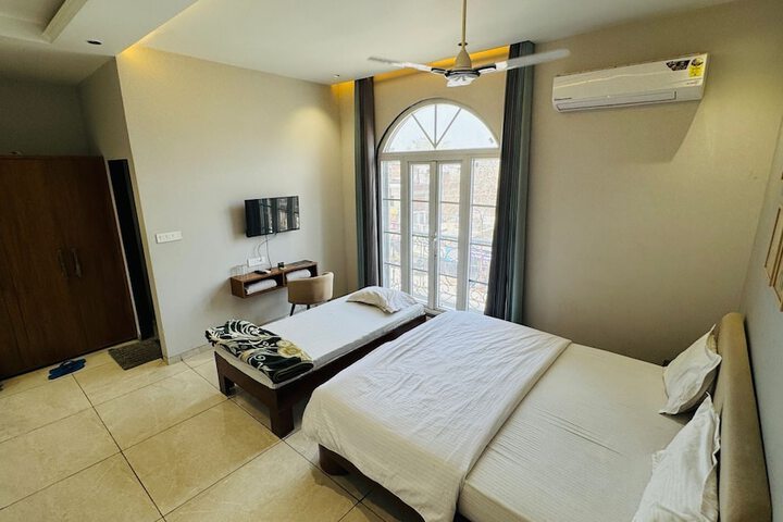 Room 10 of 13
