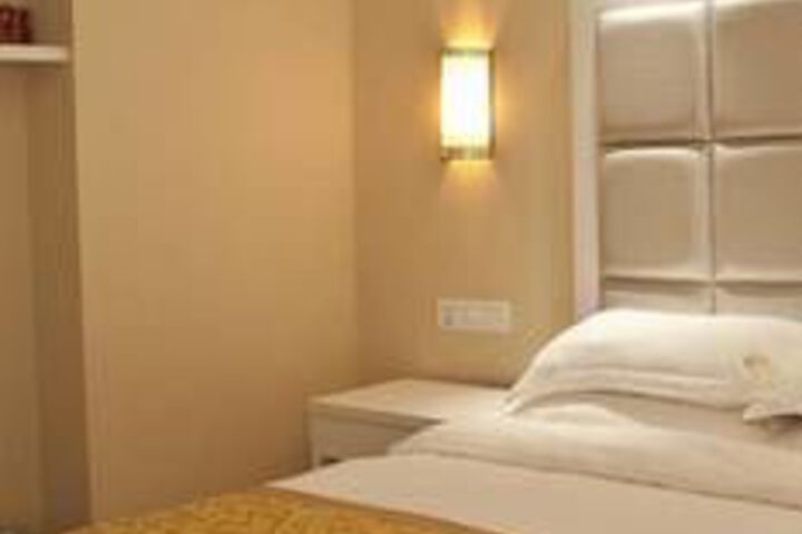 Room 6 of 83