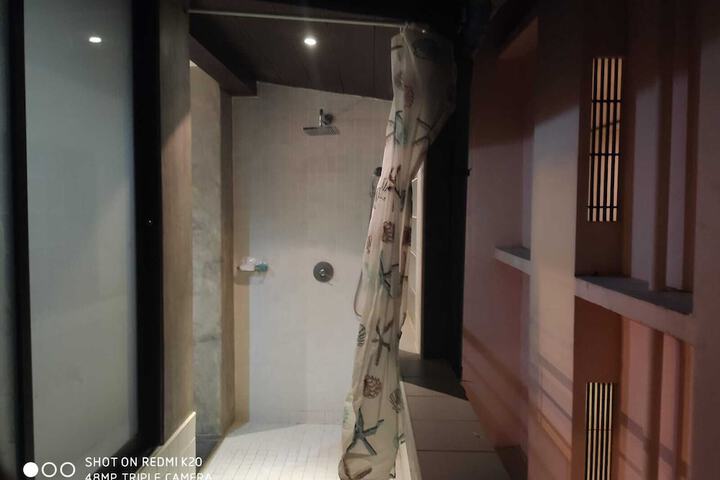 Room 73 of 127