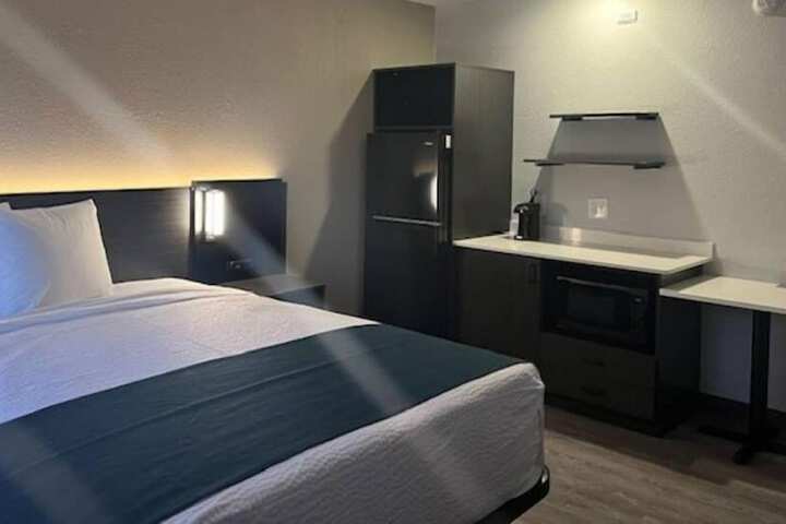 1 Queen Bed Micfridge (7 of 7)