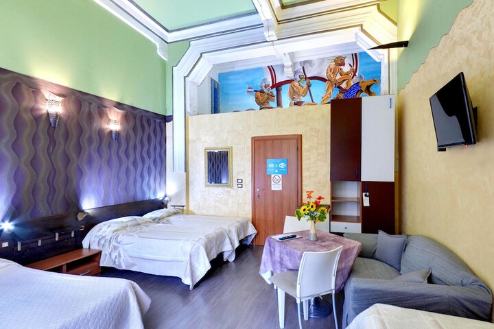 Room 25 of 81