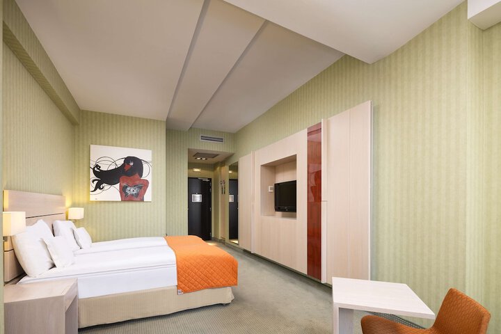 Room 13 of 75